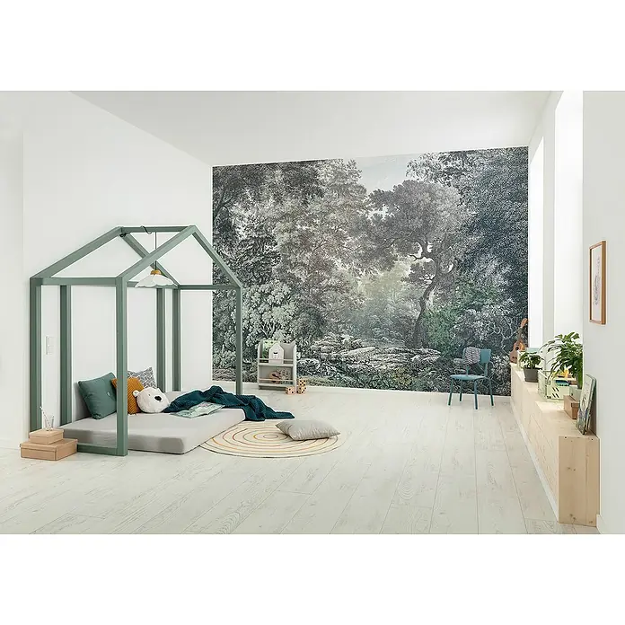 Komar Pure 2 Fototapete Wood Wide Web - B x H: 400 x 280 cm, Vlies - Kinderzimmer mit einem grünen Hausbett, einer Waldtapete und hellem Holzboden, das eine gemütliche und fantasievolle Atmosphäre schafft.