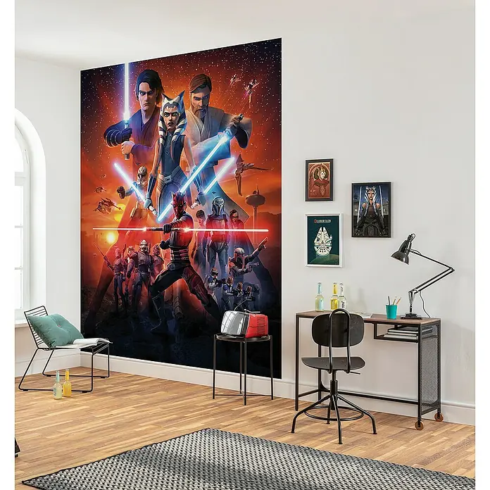 Komar Star Wars Fototapete Clone Wars Mission - B x H: 200 x 250 cm, Vlies - Ein Zimmer mit einem Star Wars-Wandbild, einem Schreibtisch und einem Stuhl, das eine fantastische Atmosphäre schafft.
