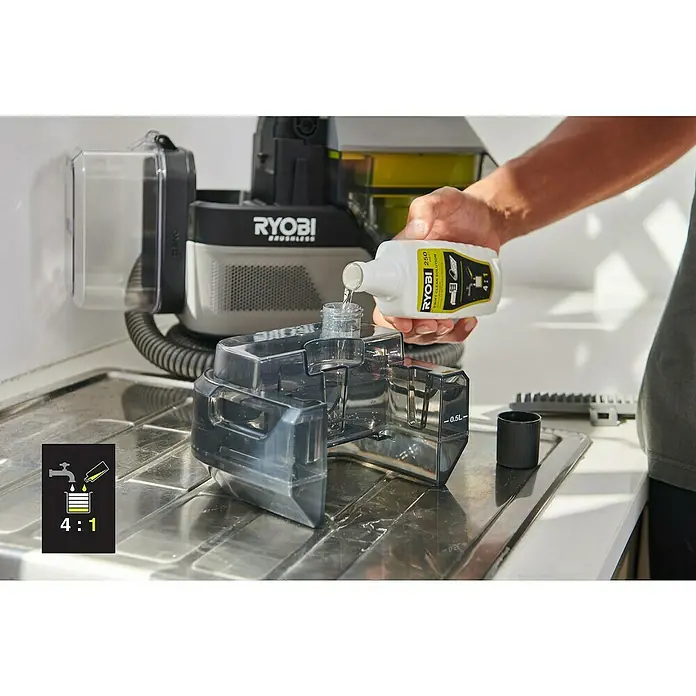Ryobi ONE+ Akku-Waschsauger Pro RDC18BL-0 - 18 V, Ohne Akku, Behältervolumen: 1 l - Ein Mann füllt Reinigungslösung in den Tank des Ryobi Akku-Nass-/Trockensaugers, um die Reinigungsleistung zu optimieren.