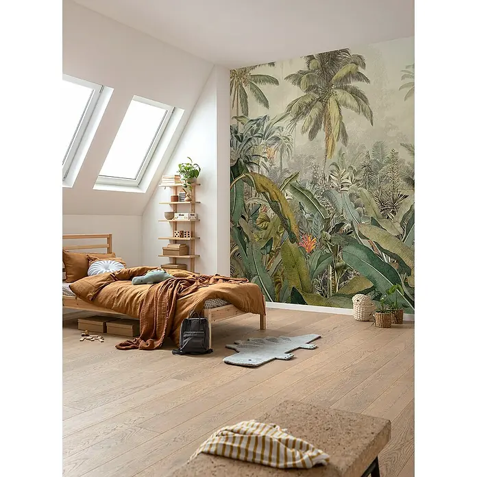 Komar Fototapete Untouched Nature - B x H: 400 x 280 cm, Vlies - Gemütliches Kinderzimmer mit Dschungel-Fototapete, Holzbett und hellem Holzboden, das eine abenteuerliche und entspannende Atmosphäre schafft.