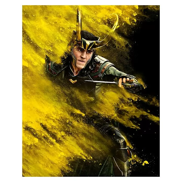 Komar Marvel Fototapete Loki Yellow Dust - B x H: 200 x 250 cm, Vlies - Loki in Kampfpose mit goldenem Helm und grüner/goldener Rüstung, Dolch haltend, umgeben von explodierendem Goldpulver.