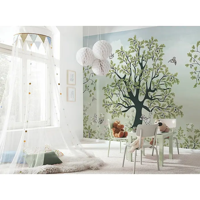 Komar Fototapete Disney Bambi Forest Friends - B x H: 400 x 250 cm, Vlies - Ein helles Kinderzimmer mit einem Spielbereich unter einem Baldachin, dekoriert mit einem Baummuster an der Wand.