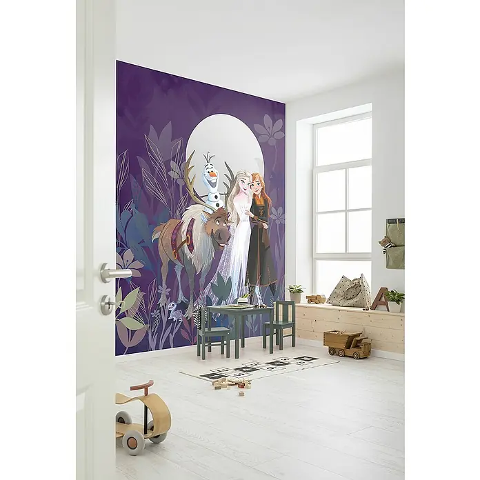 Komar Frozen Fototapete Full Moon Hike - B x H: 200 x 250 cm, Vlies - Kinderzimmer mit einer Wandtapete mit den beliebten Figuren aus dem Film "Die Eiskönigin", die eine märchenhafte Atmosphäre schafft.