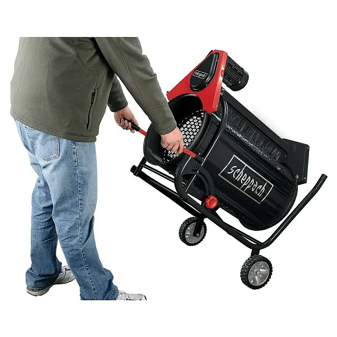 Scheppach Rollsieb RS350 - 250 W - Ein Mann bedient eine Scheppach-Siebtrommelmaschine auf Rädern, die durch ihr rotes und schwarzes Design hervorsticht.