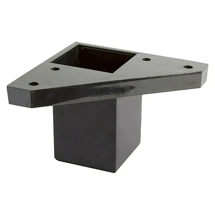 Rei Möbelfuß - L x B x H: 4 x 8 x 6 cm, Kunststoff, Schwarz, 1 Stk. - Nahaufnahme einer schwarzen, dreieckigen Möbelbeinkonsole mit quadratischer Basis und drei Löchern zur Befestigung.