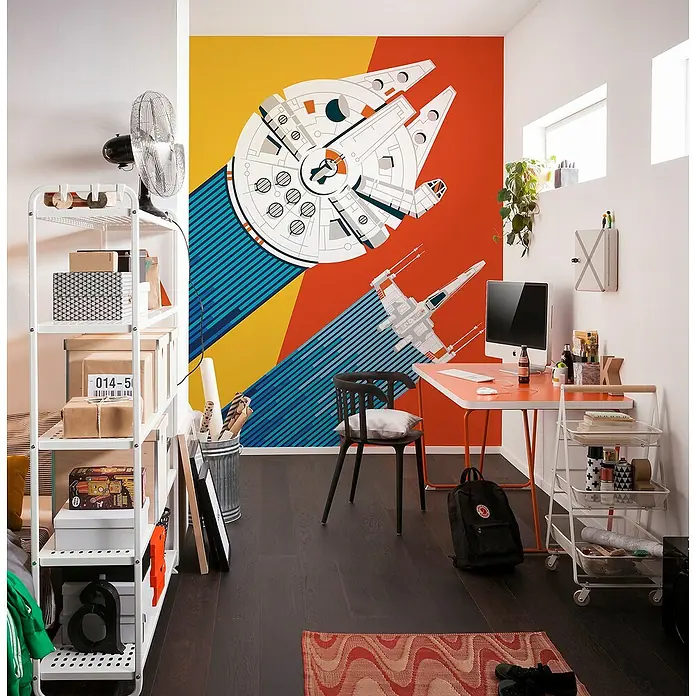Komar Star Wars Fototapete Wingman - B x H: 200 x 250 cm, Vlies - Ein stilvolles Arbeitszimmer mit einem auffälligen Star Wars Wandbild, das den Millennium Falcon und einen X-Wing zeigt.