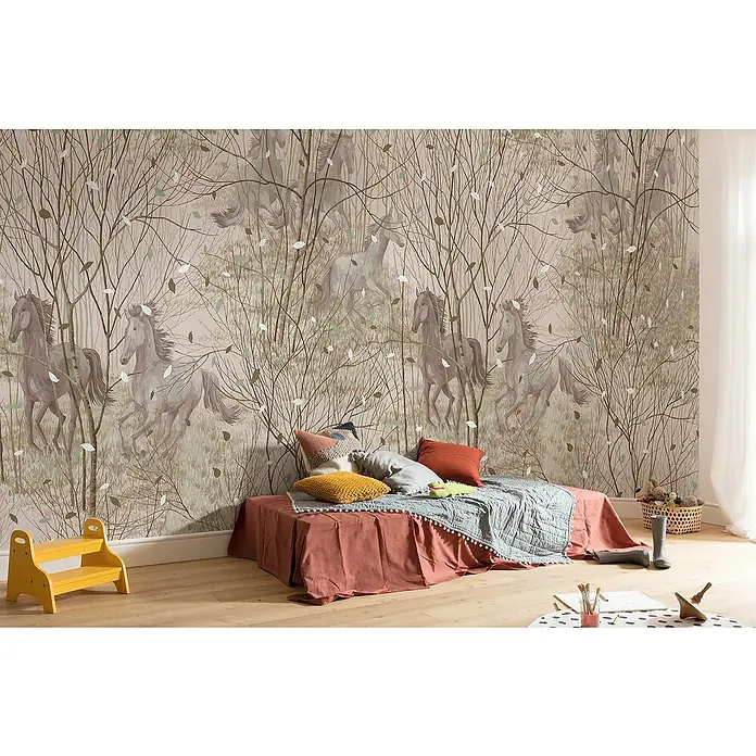 Komar Pure 2 Fototapete Free Spirit - B x H: 600 x 280 cm, Vlies - Kinderzimmer mit auffälliger Pferde-Tapete, die eine fantasievolle Waldszene darstellt. Die Tapete verleiht dem Raum eine spielerische und natürliche Atmosphäre.