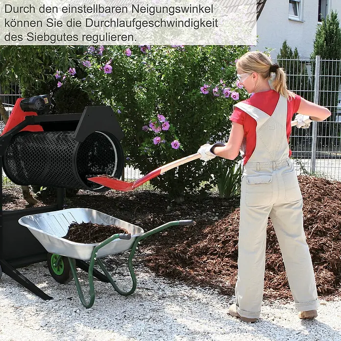 Scheppach Rollsieb RS350 - 250 W - Eine Frau befüllt einen Trommelsieb mit einer Schaufel, um das Siebgut zu regulieren. Ideal für Garten- und Landschaftsbau.
