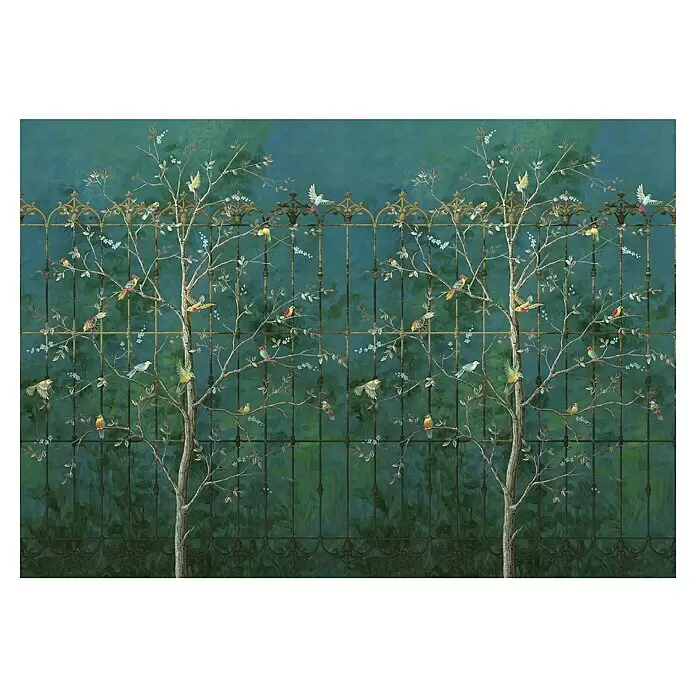 Komar Fototapete Park Avenue - B x H: 400 x 250 cm, Vlies - Dekoratives Wandbild mit Bäumen, bunten Vögeln und einem verzierten Zaun.