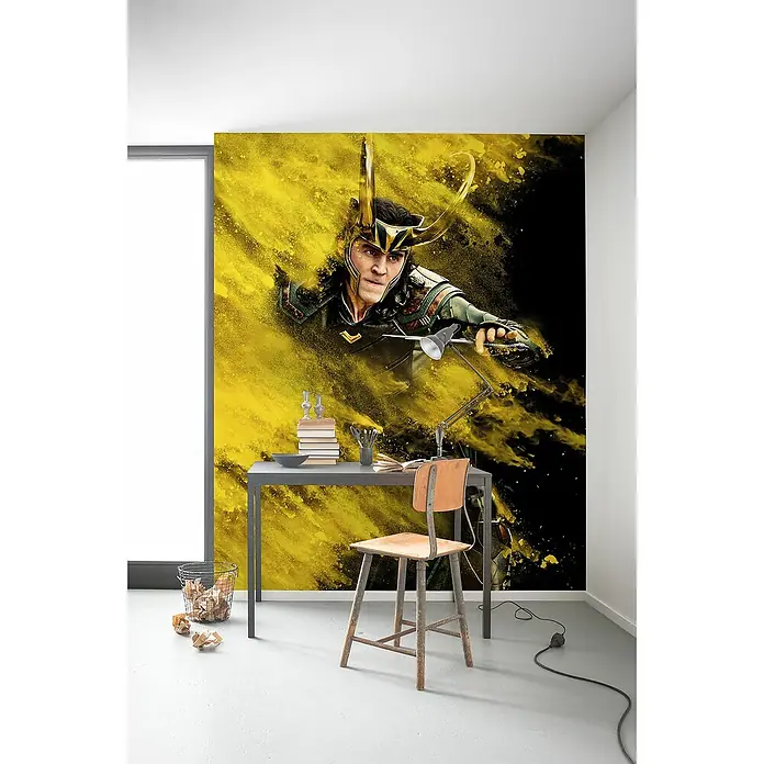 Komar Marvel Fototapete Loki Yellow Dust - B x H: 200 x 250 cm, Vlies - Loki Wandbild im Raum, eine eindrucksvolle Dekoration.