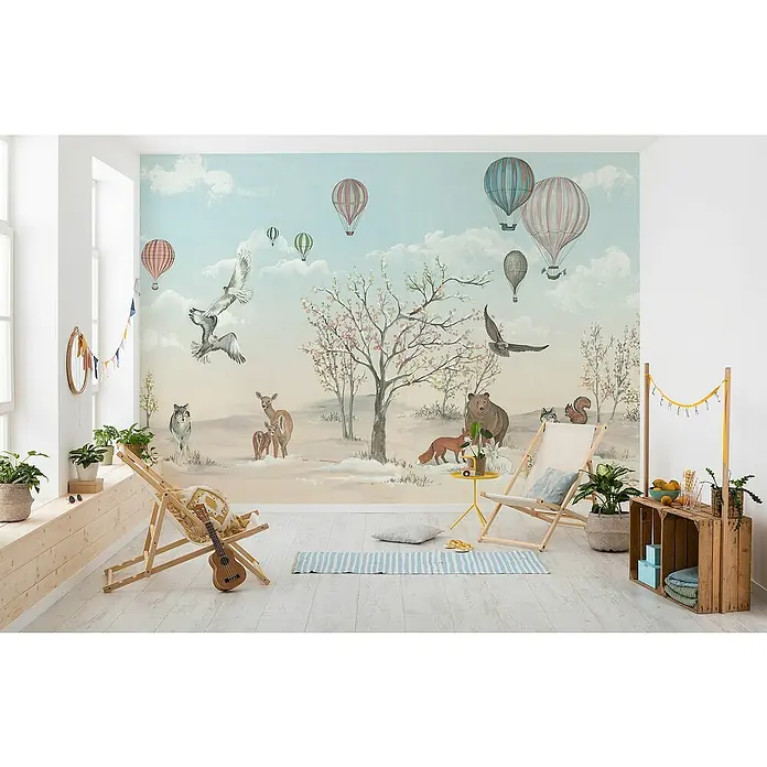 Komar Fototapete Wonder of Nature - B x H: 450 x 280 cm, Vlies - Ein Kinderzimmer mit einer Wandmalerei von Tieren und Heißluftballons, mit Holzliegen und einer Holzkiste als Regal.