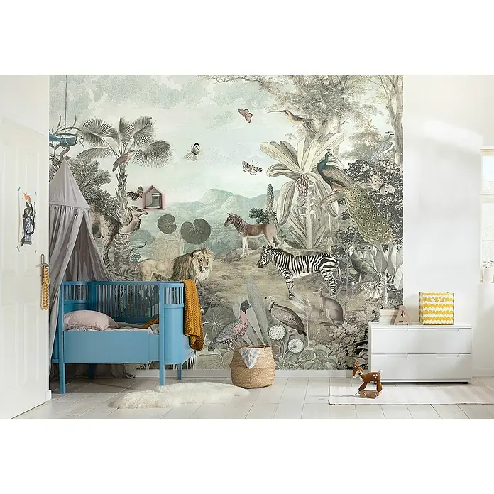 Komar Pure 2 Fototapete Peace and Harmony - B x H: 300 x 280 cm, Vlies - Ein Kinderzimmer mit einem blauen Gitterbett und einer Safari-Tapete mit Tieren wie Löwen, Zebras und Vögeln, die eine ruhige und abenteuerliche Atmosphäre schafft.