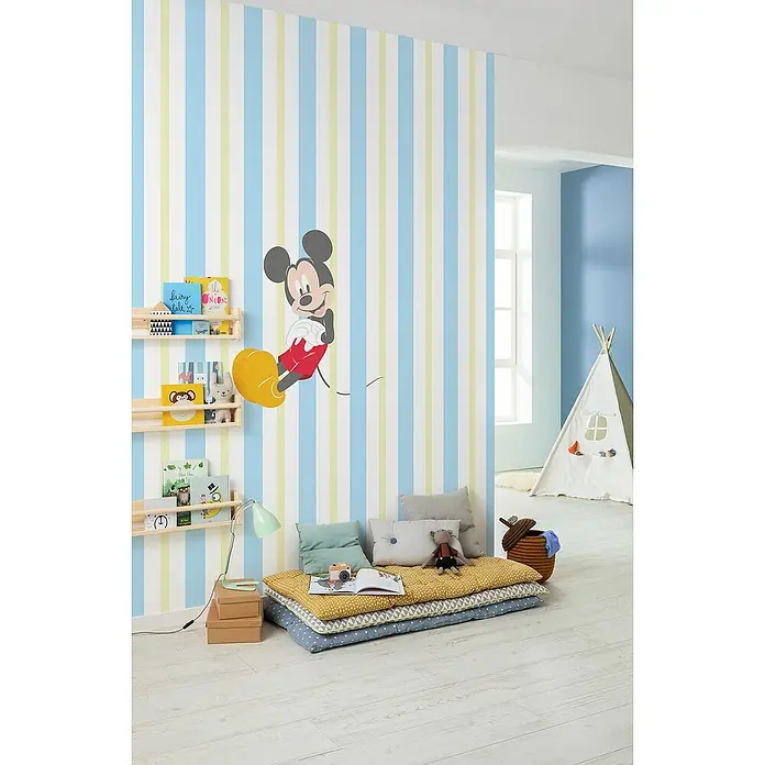Komar Fototapete Disney Mickey Relax - B x H: 200 x 250 cm, Vlies - Kinderzimmer mit gestreifter Tapete in Blau, Gelb und Weiß mit Micky Maus-Motiv, Leseecke mit Kissen und Bücherregal.