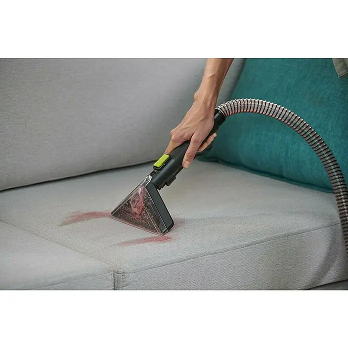 Ryobi ONE+ Akku-Waschsauger Pro RDC18BL-0 - 18 V, Ohne Akku, Behältervolumen: 1 l - Polsterreiniger im Einsatz gegen einen Fleck auf einem Sofa. Ideal zur Fleckenentfernung und zur Reinigung von Polstermöbeln.
