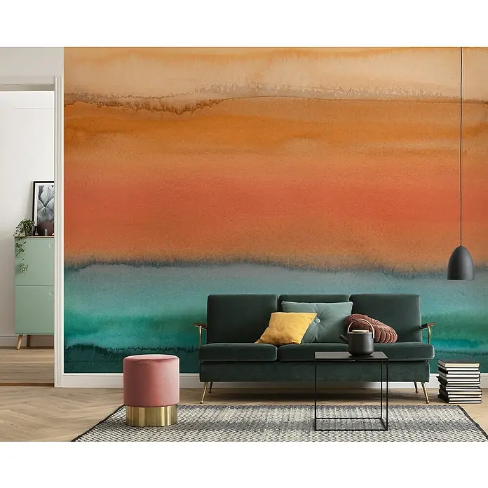 Komar Pure 2 Fototapete Risveglio - B x H: 300 x 250 cm, Vlies - Innenaufnahme mit grüner Couch, Beistelltisch, Bücherstapel und farbenfroher Wandgestaltung im Hintergrund.