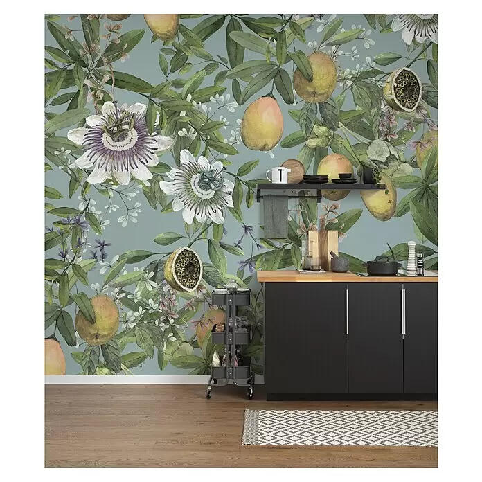Komar Pure 2 Fototapete Bellezza - B x H: 300 x 250 cm, Vlies - Botanische Tapete mit grünen Blättern, Passionsblumen und Früchten an einer Küchenwand über schwarzen Schränken und Holzplatte.