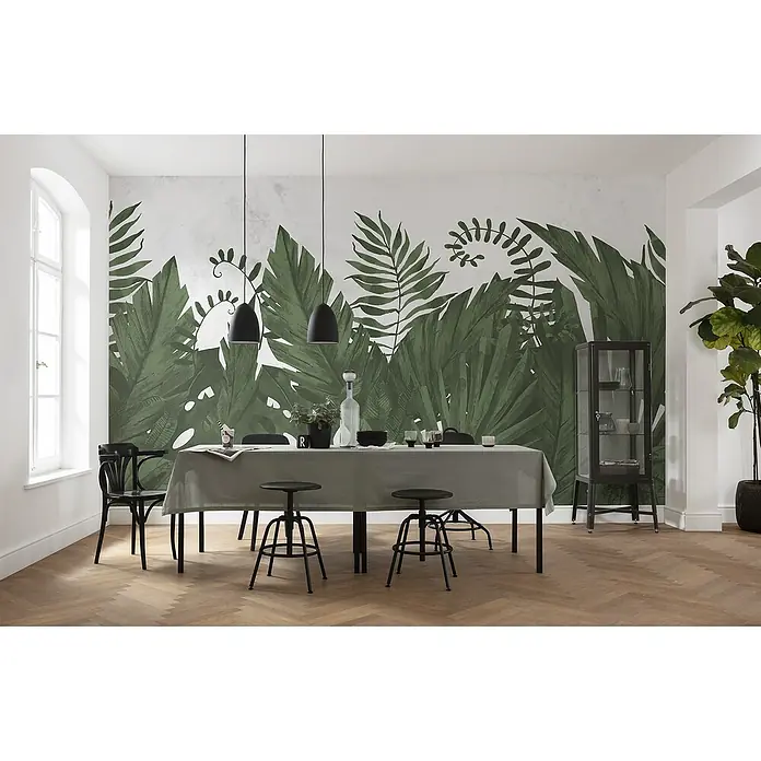 Komar Pure 2 Fototapete Botanic Harmony - B x H: 500 x 250 cm, Vlies - Der Esstisch mit grauer Tischdecke ist mit Geschirr, Gläsern und einer Pflanze geschmückt. Die Pendelleuchten hängen darüber und erhellen den Raum.