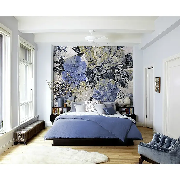 Komar Pure 2 Fototapete Vintage blue Garden - B x H: 300 x 250 cm, Vlies - Schlafzimmer mit floraler Wandtapete in Blau- und Grautönen. Gemütliche Einrichtung mit Bett und Sessel.