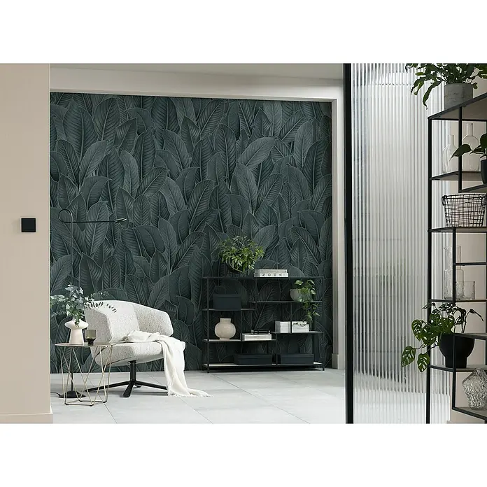 Komar Pure 2 Fototapete Bain de Feuilles - B x H: 300 x 250 cm, Vlies - Elegantes Interieur mit üppiger Blättertapete als Wanddekor, ergänzt durch einen stilvollen Sessel und moderne Regale.