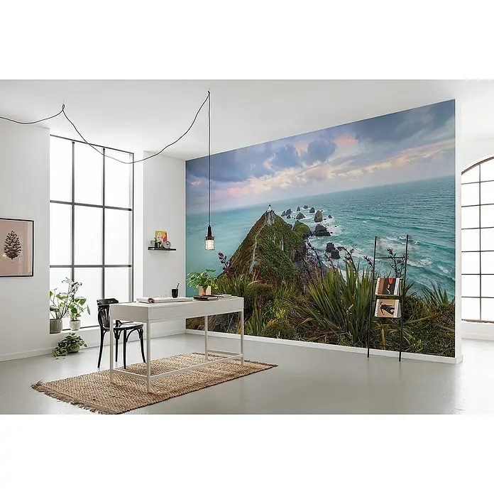 Komar Pure 2 Fototapete Stormy Sea - B x H: 400 x 250 cm, Vlies - Wohnraum mit Fototapete einer Küstenlandschaft. Eine Hängelampe und ein Schreibtisch mit Dekoration ergänzen das moderne Interieur.