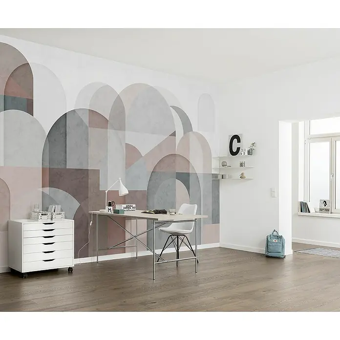 Komar Pure 2 Fototapete Archway - B x H: 400 x 250 cm, Vlies - Ein helles, modernes Heimbüro mit einem Schreibtisch, einem weißen Stuhl und einem Rollcontainer vor einer Wand mit einem geometrischen Muster.
