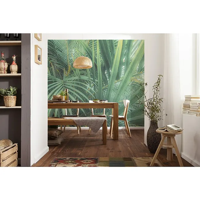 Komar Pure 2 Fototapete Foggy Fern - B x H: 400 x 250 cm, Vlies - Esszimmer mit Holztisch und -bank vor einer Wand mit Dschungelmotiv. Der Raum strahlt Wärme und Natürlichkeit aus. Holzfußboden.
