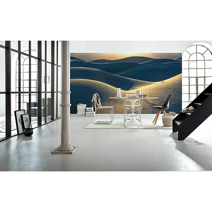 Komar Pure 2 Fototapete Body Lines - B x H: 500 x 250 cm, Vlies - Helles Interieur mit Sanddünen-Wandbild, minimalistischem Esstisch und modernen Stühlen.