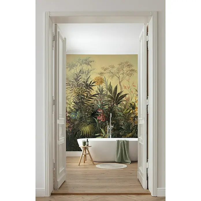 Komar Pure 2 Fototapete Hernandez - B x H: 200 x 250 cm, Vlies - Badezimmer mit einer freistehenden Badewanne und einem Wandbild mit tropischen Pflanzen, gesehen durch eine offene Tür.