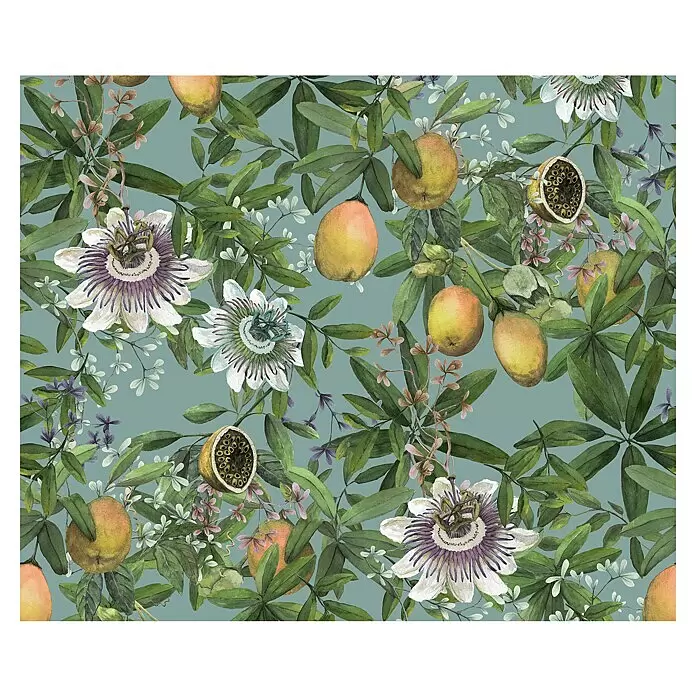 Komar Pure 2 Fototapete Bellezza - B x H: 300 x 250 cm, Vlies - Botanisches Muster mit weißen und violetten Passionsblumen, grünen Blättern und gelb-orangen Passionsfrüchten auf türkisfarbenem Hintergrund.