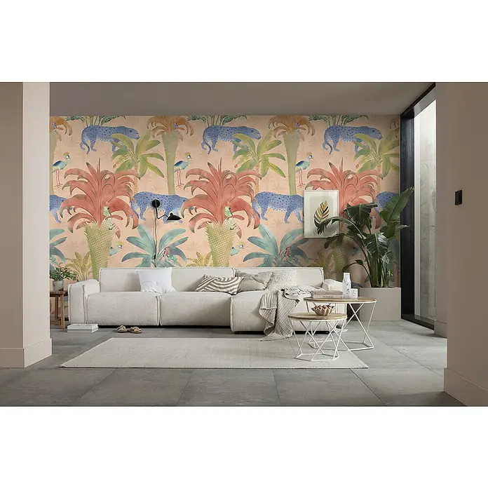 Komar Pure 2 Fototapete Safari Pattern - B x H: 300 x 250 cm, Vlies - Wohnzimmer mit einer cremefarbenen Couch und einer bunten Dschungeltapete mit Leoparden und Pflanzen im Hintergrund.