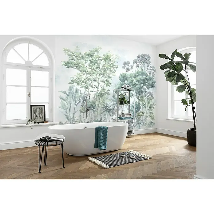 Komar Pure 2 Fototapete Pride Woods - B x H: 300 x 250 cm, Vlies - Ein stilvolles Badezimmer mit einer freistehenden Badewanne, einem dekorativen Wandbild und einem eleganten Holzfußboden.