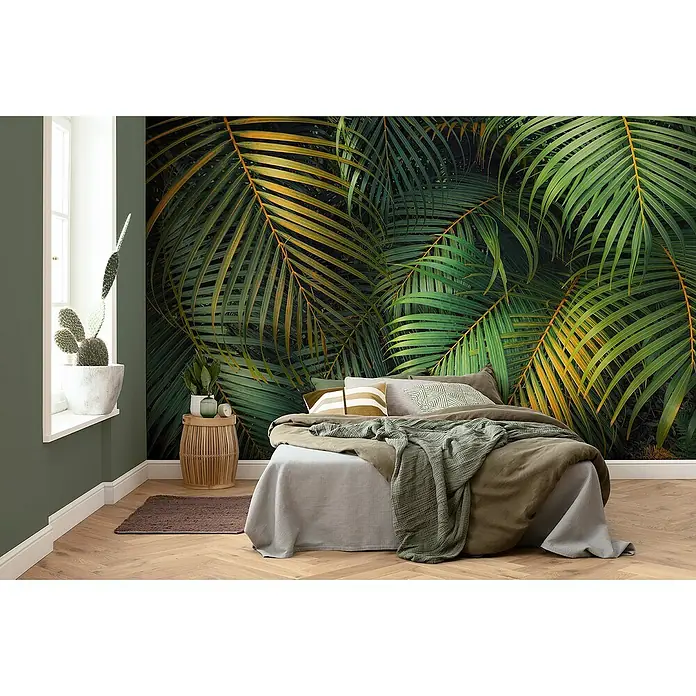 Komar Pure 2 Fototapete Amazon Fern - B x H: 400 x 250 cm, Vlies - Schlafzimmer mit Bett vor einer Tapete mit tropischen Palmblättern. Die grüne und goldene Tapete bringt die Natur ins Zimmer.