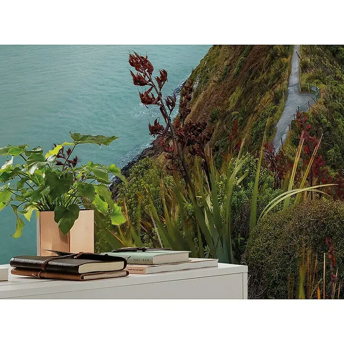 Komar Pure 2 Fototapete Stormy Sea - B x H: 400 x 250 cm, Vlies - Auf einem Tisch liegen braune Notizbücher, ein grüner Topf und Bücher, vor einer dekorativen Wandtapete. Das Notebook hat eine tolle Optik.