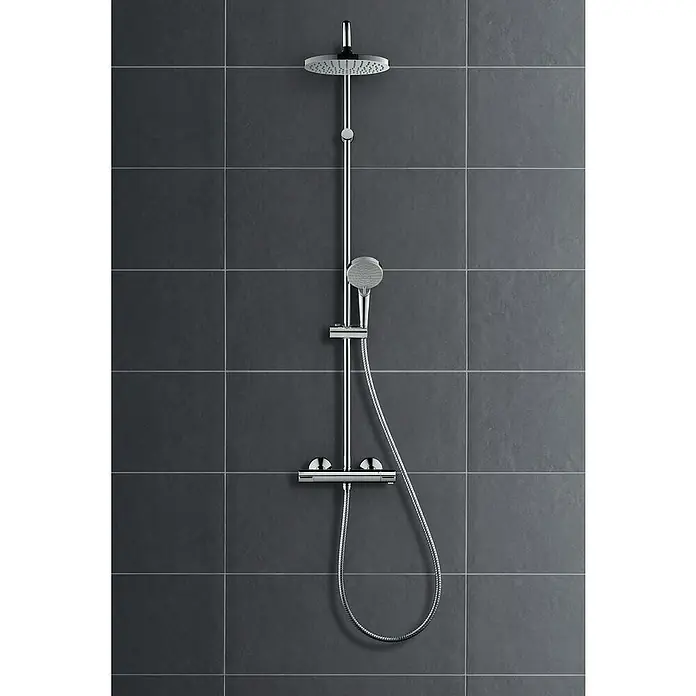 Hansgrohe Vernis Blend Duschsystem 200 - Durchflussmenge: 15,2 l/min, Chrom - Chrom-Duschsystem mit Kopf- und Handbrause an einer grauen gefliesten Wand für ein modernes Badezimmer.