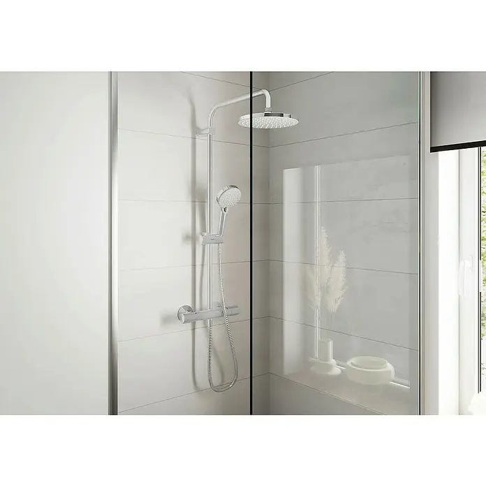 Hansgrohe Vernis Blend Duschsystem 200 - Durchflussmenge: 15,2 l/min, Chrom - Eine moderne Duscharmatur mit Kopf- und Handbrause, installiert in einer eleganten Duschkabine mit weißen Fliesen.