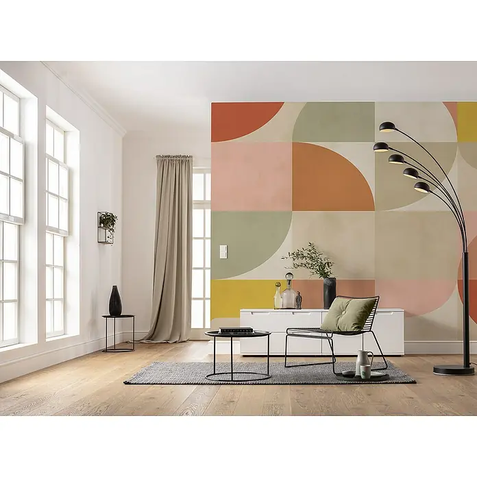 Komar Pure 2 Fototapete Memory Reserve - B x H: 400 x 250 cm, Vlies - Eine moderne Wohnzimmerszene mit einem schwarzen Bogenlampe, einem stilvollen Sessel und einem kleinen Tisch auf einem grauen Teppich.