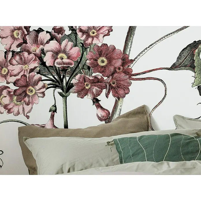 Komar Pure 2 Fototapete Paradis de Papillons - B x H: 400 x 250 cm, Vlies - Nahaufnahme von Kissen vor einer Wand mit Blumenmuster. Die Kissen bieten Komfort und Stil im Schlafzimmer.
