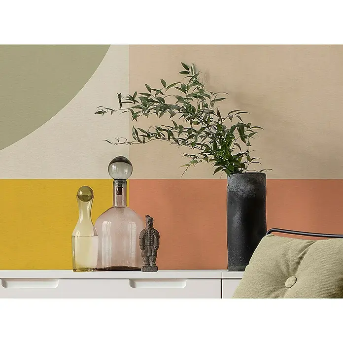 Komar Pure 2 Fototapete Memory Reserve - B x H: 400 x 250 cm, Vlies - Dekorative Glasflaschen und eine kleine Terrakotta-Armee-Figur sitzen auf einer Kommode, neben einer Vase mit grünen Zweigen.