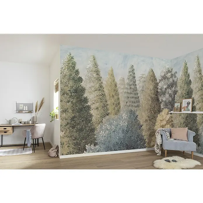 Komar Pure 2 Fototapete Painted Woods - B x H: 400 x 250 cm, Vlies - Ein Zimmer mit einer Wandtapete, die einen Wald mit Bäumen in verschiedenen Grüntönen darstellt, darunter ein Schreibtisch und ein Sessel.