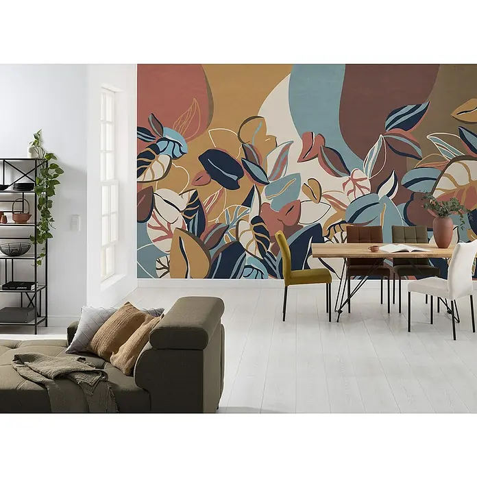 Komar Pure 2 Fototapete Audrey - B x H: 400 x 250 cm, Vlies - Wohnraum mit floral gemusterter Wandtapete in verschiedenen Farben. Der Raum verfügt über ein Sofa und einen Esstisch mit Stühlen.