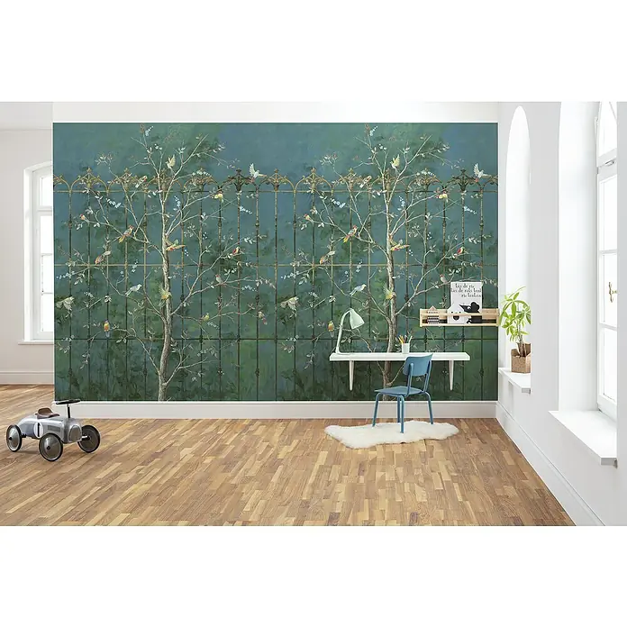 Komar Pure 2 Fototapete Birdsong Breeze - B x H: 400 x 250 cm, Vlies - Kinderzimmer mit Schreibtisch und Stuhl vor einer Wand mit Vogelmuster-Tapete, die eine ruhige und inspirierende Lernumgebung schafft.