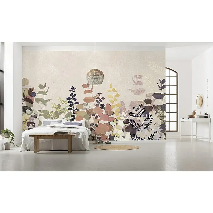 Komar Pure 2 Fototapete Foggy Shrub - B x H: 400 x 250 cm, Vlies - Schlafzimmer mit Wandbild mit Blumenmuster, das eine friedliche Atmosphäre schafft. Hängende Lampe und helle Möbel runden das Gesamtbild ab.