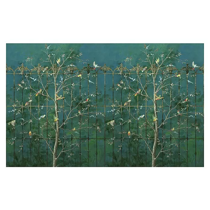Komar Pure 2 Fototapete Birdsong Breeze - B x H: 400 x 250 cm, Vlies - Wandtapete mit Bäumen, bunten Vögeln und dunkel türkisblauem schmiedeeisernem Zaunmuster.