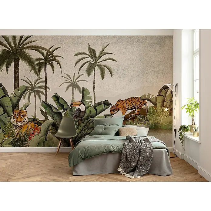Komar Pure 2 Fototapete Tiger Jungle - B x H: 400 x 250 cm, Vlies - Schlafzimmer mit einer tropischen Tapete mit Tigern und Palmen, ein grünes Bett und ein Holzfußboden.