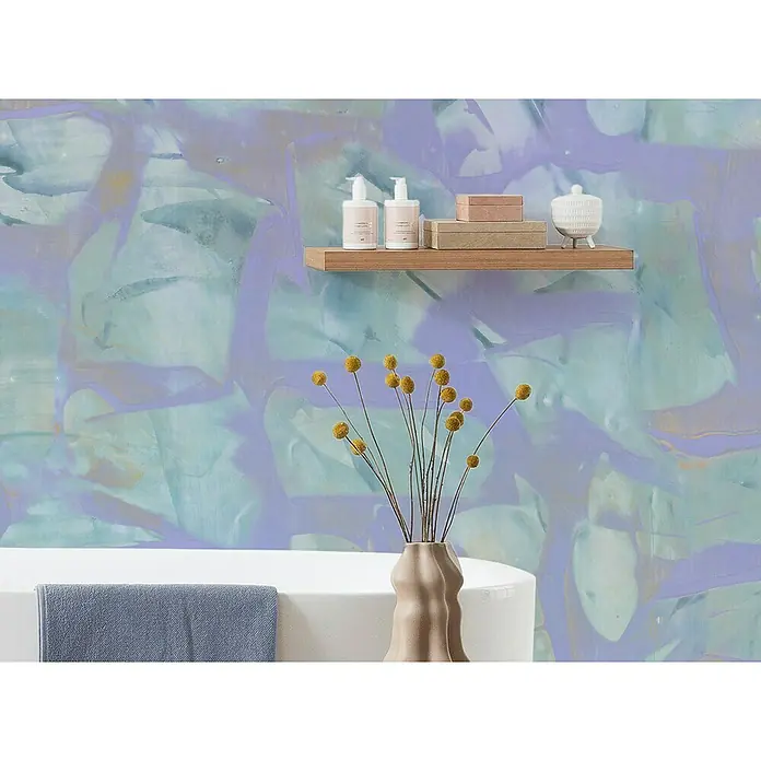 Komar Pure 2 Fototapete Opal Waters - B x H: 400 x 250 cm, Vlies - Nahaufnahme eines Badezimmers mit einem Regal mit Hautpflegeprodukten, einem Handtuch und einer Vase mit getrockneten Blumen.