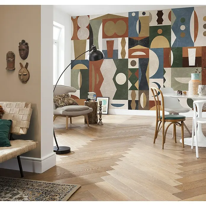 Komar Pure 2 Fototapete Tribal Tiles - B x H: 400 x 250 cm, Vlies - Elegantes Interieur mit modernem Wandbild, skandinavischem Sessel, Holzboden und afrikanischen Masken an der Wand. Stilvolles Wohnambiente.