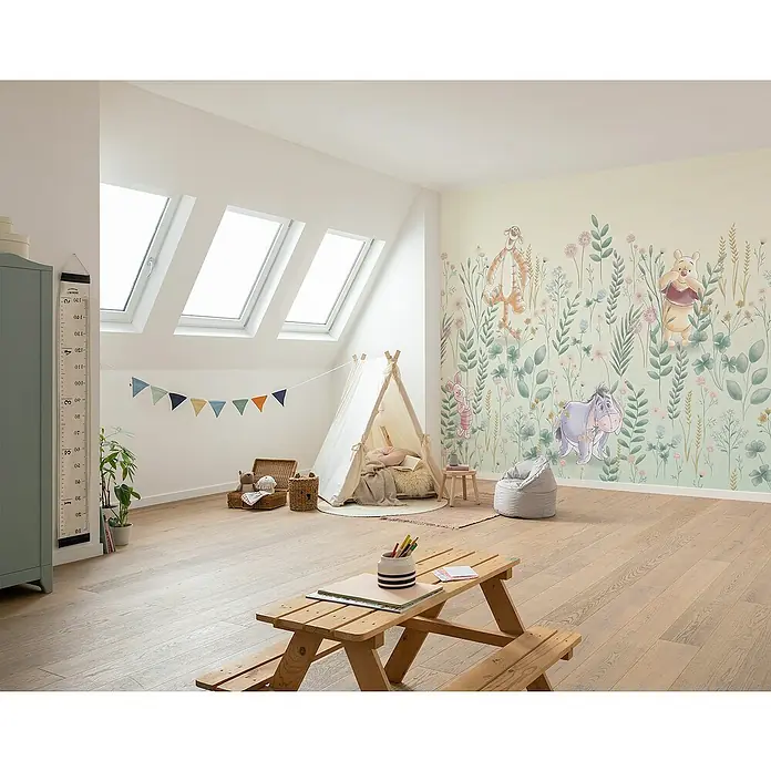 Komar Fototapete Disney Winnie the Pooh - Hide and Seek - B x H: 300 x 250 cm, Vlies - Helles Kinderzimmer mit Holzboden, Winnie Puuh Wandbild, Spielzelt und Picknicktisch. Ideal zum Spielen und Lernen.