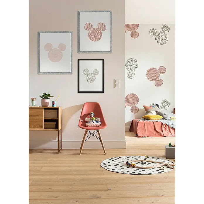 Komar Fototapete Disney Mickey's Cuties - B x H: 300 x 250 cm, Vlies - Kinderzimmer mit Disney-Wandkunst. Helle Holzböden und verspielte Deko mit Mickey Mouse-Motiven schaffen eine freundliche Atmosphäre.