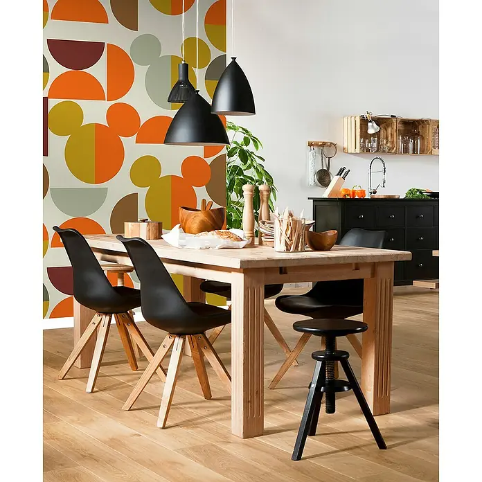 Komar Fototapete Disney Finding Mickey - B x H: 150 x 250 cm, Vlies - Esszimmer mit Holztisch, schwarzen Stühlen und Pendelleuchten, das einladend und stilvoll wirkt. Das bunte Wandmuster sorgt für eine fröhliche Atmosphäre.