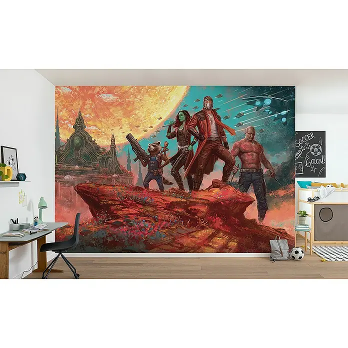Komar Marvel Fototapete Guardians of the Galaxy Panorama - B x H: 400 x 250 cm, Vlies - Wandbild "Guardians of the Galaxy" im Kinderzimmer, das Star-Lord, Gamora, Rocket und Drax auf einem roten Felsen vor einer orangefarbenen Sonne zeigt.